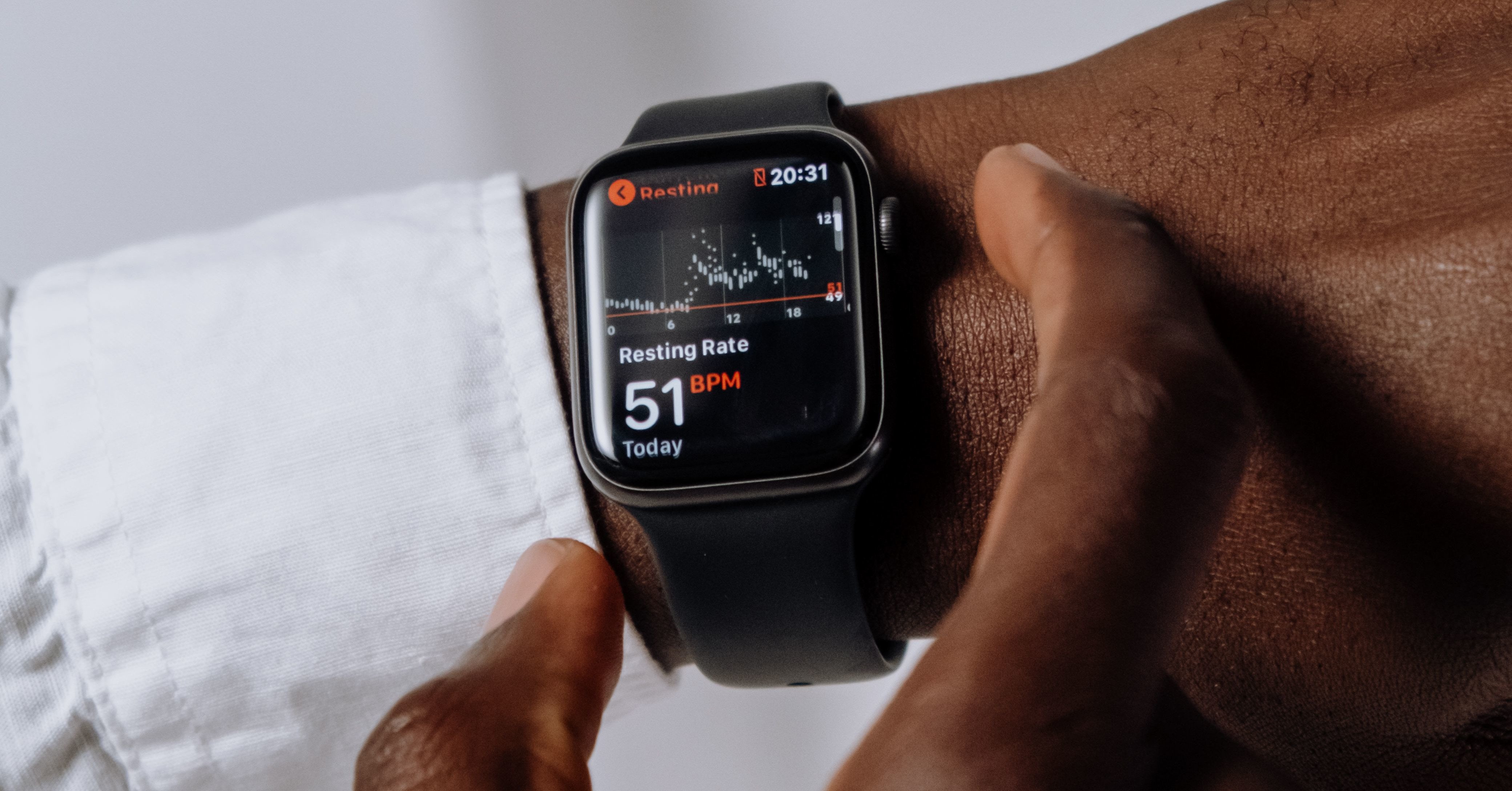 Smart watch measuring pulse