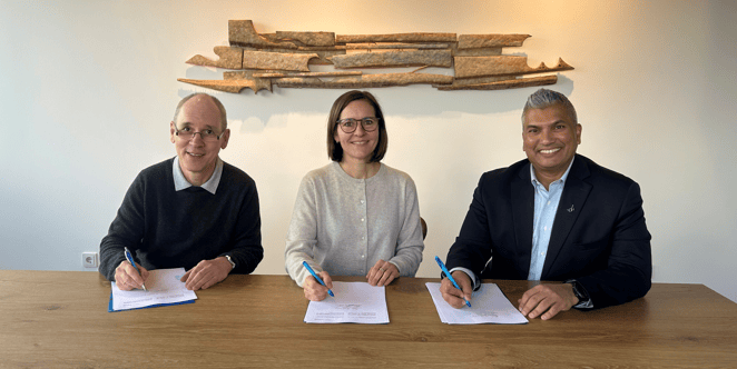 Tim Leona Karim Sign Contract 2zu1